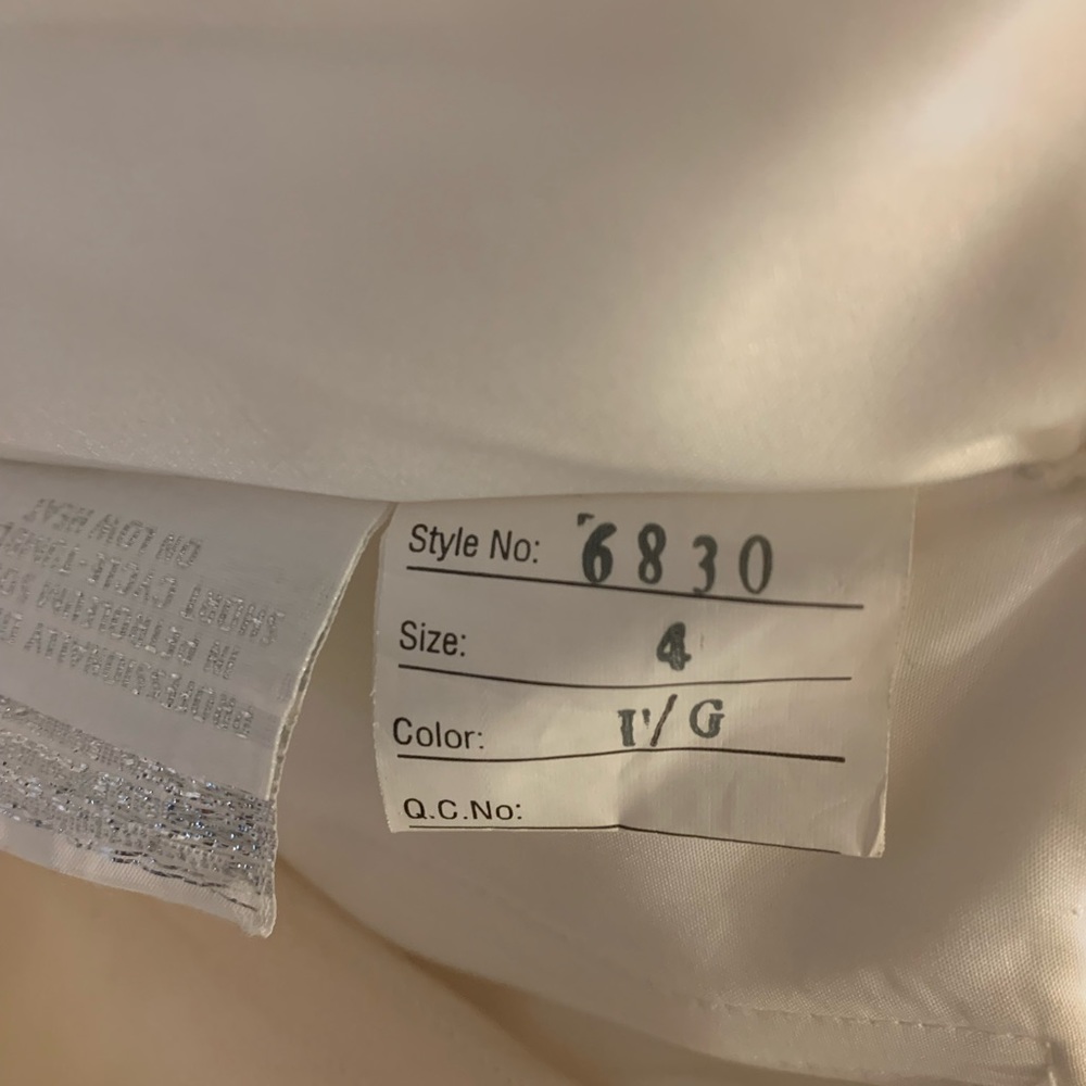 NWT.  Ivory/Gold mermaid/ corset wedding dress.Size 4. - Picture 4 of 9